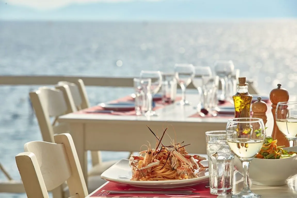 Seară grecească — masă tradițională cu vedere la mare